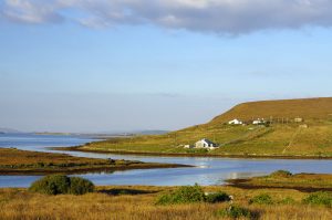 Achill Island, eine Insel in der Grafschaft Mayo, ist von Torfmooren bedeckt. Eine der Sehenswürdigkeiten: eine Megalithanlage, die während des 4. und 3. Jahrtausends v. Chr. im Neolithikum errichtet wurde. Foto: © Tourism Ireland