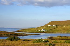 Achill Island, eine Insel in der Grafschaft Mayo, ist von Torfmooren bedeckt. Eine der Sehenswürdigkeiten: eine Megalithanlage, die während des 4. und 3. Jahrtausends v. Chr. im Neolithikum errichtet wurde. Foto: © Tourism Ireland 