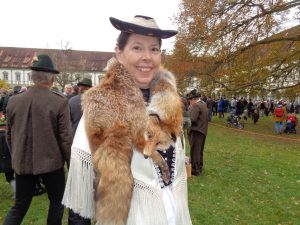 ... – erfahrene Wallfahrerin mit Schal. Der Fuchs um den Hals soll an kalten Tagen die Teilnehmerinnen wärmen. - Foto: Dieter Warnick