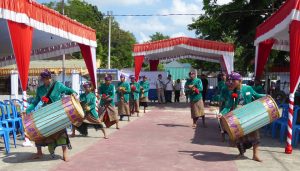 Empfang auf Lombok, auf welcher der Reisanbau weit weniger erfolgreich ist als auf der Nachbarinsel Bali. Das liegt an der sogenannten Wallace-Linie, einer biogeografischen Trennlinie zwischen asiatischer und australischer Flora und Fauna. Diese Meeresstraße ist sehr tief und besteht seit langer Zeit, so dass sich Flora und Fauna der beiden benachbarten Inseln stark unterscheiden.