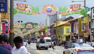 Little India ist eines der lebhaftesten Vierteln Singapurs mit einer Mischung aus Hindu- und chinesischen Tempeln, mit Moscheen und Kirchen, mit Tandoori-Restaurants, Goldschmieden und Sari-Geschäften.