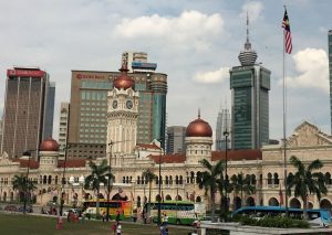 Kuala Lumpur ist Malaysias administratives, kulturelles und ökonomisches Zentrum. Dort liegt auch der Bahnhof im viktorianischen Stil und wird von Minaretten, Kirchtürmen, Pagoden, Tempeln, Hochhäusern und nicht zuletzt den Petronas Towers (im Hintergrund Mitte) überragt.