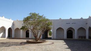 Das Museum des Weihrauchlands bietet einen kurzen Überblick über die Geschichte Omans und des Weihrauchhandels; zum anderen jedoch dient es dem Lob und Preis des Sultans. In Museums Nähe befindet sich die Ausgrabungsstätte des antiken Weihrauchhafens Al-Baleed, der zum UNESCO-Weltkulturerbe gehört.