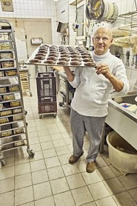 Arnd Erbel stellt zusammen mit seinem Team in der Hochsaison bis zu 1000 Lebkuchen am Tag her – alles in Handarbeit. - Foto: www.bayern.by / Gert Krautbauer