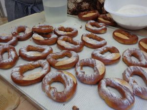 Die typische fränkische Brezn wird nach dem Backen leicht angefeuchtet und dann in eine Mischung aus Mehl und feinem Salz gedrückt. - Foto: Dieter Warnick