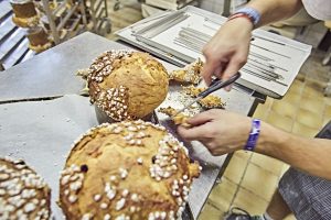 Panettone wird traditionell in der Weihnachtszeit verzehrt. Auch in der Zubereitung dieser Mailänder Kuchenspezialität ist Arnd Erbel ein Meister seines Fachs. - Foto: www.bayern.by / Gert Krautbauer