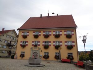 Das 1681 errichtete Rathaus von Weiler ist ein schmuckes Gebäude, das zuvor als Amtshaus genutzt wurde. – Foto: Dieter Warnick