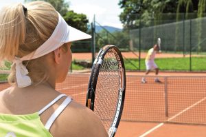 Tennisspielen im besten Tennis-Hotel Deutschlands ist das ganze Jahr über möglich. – Foto: Hotel Tannenhof