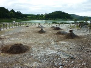 Hier wird gegart - Kochstellen am See bei Furnas.