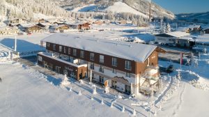 Das fairhotel von oben mit tief verschneitem Hochfilzen. - Foto: fairhotel