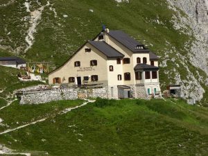 Die Grasleitenhütte steht auf 2165 Meter und befindet sich mitten im Naturpark Schlern in der Südtiroler Gemeinde Tiers. – Foto: Obkircher
