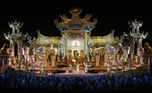 Vom 27. Juni kehrt an 7 Abenden das faszinierende “sagenhafte China” in Puccinis Turandot auf die Bühne der Arena - mit grandioser Bühnenbildgestaltung und prunkvollen Kostümen. Foto: © arenadiverona.it