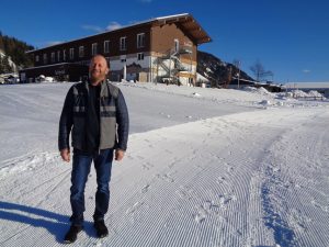 Ist mit Recht stolz auf das, was er mit dem fairhotel geschaffen hat: Hans Eder. - Foto: Dieter Warnick