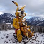 Auf der Hoametzl-Hütte sind diese beiden lustigen Gesellen anzutreffen. Von dort aus kann man rasant den Berg ins Tal hinunterrodeln. - Foto: Dieter Warnick