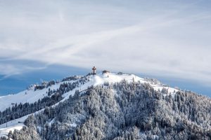 Imposant thront das Jakobskreuz auf dem Gipfel der Buchensteinwand. Es ist mit einer Gesamthöhe von 29,6 Metern das größte komplett begehbare Gipfelkreuz der Welt. - Foto: rolart-images