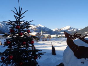 Idyll – was willst du mehr. Dem harmonisch verklärten Landleben Hochfilzens kommt diese Aufnahme ganz nah; dem Betrachter bietet sich ein beschauliches und friedliches Bild. Im Hintergrund ist die Pfarrkirche Maria Schnee zu sehen. Erbaut wurde sie Mitte des 18. Jahrhunderts und beherbergt die barocke Hochaltarstatue „Maria Loreto“. - Foto: Dieter Warnick