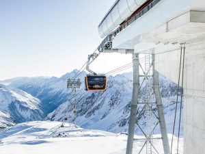 Mit der Gondel gehts in wenigen Minuten hinauf auf den Stubaier Gletscher. – Foto: Andre Schönherr