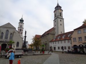 Der Marktplatz von Lindau mit der evangelischen Kirche St. Stephan (links), dem Münster „Unserer Lieben Frau“ und der Neptun-Statue. – Foto: Dieter Warnick