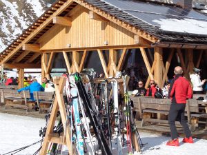 Aus und vorbei: Skifahren und Apres-Ski sind ab sofort in den Gebieten von Dolomiti Superski nicht mehr möglich. – Foto: Dieter Warnick