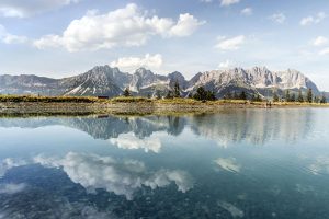 Das imposante Massiv des Wilden Kaiser spiegelt sich im Astbergsee, oberhalb von Going gelegen. – Foto: TVB Wilder Kaiser/Daniel Reiter, Peter von Felbert