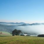 Nebelschwaden wabern über das Rothaargebirge – Momentaufnahme vom Via Celtica. – Foto: BLB-Tourismus GmbH