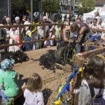 Wenn die Temperaturen im Frühling wärmer werden, müssen die Schafe ihr Winterfell lassen. Diese Tradition kann man im Mai auf dem Wollmarkt in Bad Berleburg live miterleben. Schafe werden vor Ort geschoren und das Fell zur Wolle weiterverarbeitet. Alle Arbeitsschritte können verfolgt und miterlebt werden. Für Groß und Klein ein spannendes Erlebnis. – Foto: BLB-Tourismus GmbH