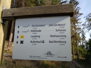 Verlaufen nicht möglich: Große Wandertafeln weisen die Wege, die allesamt vorbildlich markiert sind. – Foto: Dieter Warnick