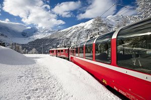 Der Bernina Express in der Montebellokurve. – Foto: Rhätische Bahn | swiss-image.ch/Andrea Badrutt