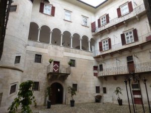 Ein Besuch im eleganten und beeindruckend ausgestatteten ehemaligen Sitz der Adelsfamilie Thun sollte zu jedem Nonstal-Urlaub dazu gehören. – Foto: Birgit Weichmann