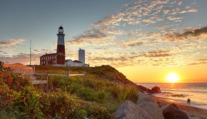 Der Montauk Point Light ist ein Leuchtturm, der sich neben dem Montauk Point State Park befindet, am östlichsten Punkt von Long Island. – Foto: Lenny Catalanotto