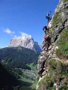 Bergsteiger finden herrliche Routen vor; im Hintergrund der Langkofel. - Foto: Val Gardena-Gröden Marketing
