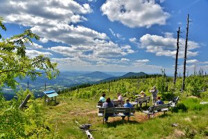 Auf 20 Logenplätzen nehmen Wanderer nach einer Tour zum Zwerchecker Steig Platz und den fulminanten Ausblick. - Foto: TI Lohberg / Ludwig Jilek