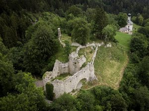 Oberhalb des Dorfes Thaur thront das alerische Romedikirchl. Nicht weit davon befindet sich zudem eine geheimnisvolle Schlossruine. - Foto: Hall-Wattens.at