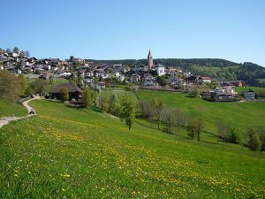 Hoch über Bozen liegt das malerische Dorf Jenesien. – Foto: Wolfgang Schmid