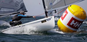 Das Finn (auch Finn-Dinghy oder Finn-Dingi) ist ein olympisches Ein-Mann-Segelboot. Es wurde 1949 von dem schwedischen Bootskonstrukteur Rickard Sarbym entworfen. Seit den Olympischen Spielen 1952 in Helsinki das Finn als Einmannjolle bei olympischen Segelwettbewerben eingesetzt. - Foto: www.segel-bilder.de