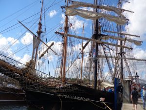 Die Brigg Roald Amundsen bietet außergewöhnliche Gelegenheiten, auf einem traditionellen Großsegler mitzusegeln. Das Schiff ist im Sommer auf der Ost- und Nordsee unterwegs, im Winter auf den Kanarischen Inseln. Brigg ist ein zweimastiges Segelschiff mit Rahsegeln an beiden Masten. - Foto: Dieter Warnick