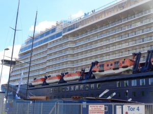 Die „Mein Schiff 4“ ist ein Kreuzfahrtschiff der Reederei TUI Cruises. Es wurde am 15. Mai 2015 in Dienst gestellt, hat eine Länge von 293 Metern und ist für 2506 Passagiere zugelassen. - Foto: Dieter Warnick