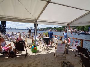 Auf der Kiellinie kann nicht nur flaniert, sondern auch im aufgeschütteten Sand einer Bar ein Sonnenbad und natürlich der eine oder andere Drink genossen werden. - Foto: Dieter Warnick