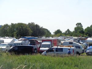 Vorwiegend in Wohnmobilen, nur wenige Meter vom Segelrevier entfernt, verbringen die Segler und ihre Angehörigen die „Kieler Nächte“. - Foto: Dieter Warnick