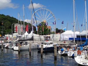 Hoch hinaus geht es mit diesem Riesenrad am Ende der Kiellinie. - Foto: Dieter Warnick