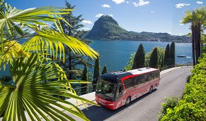 Bernina Express Bus am Lago di Lugano. – Foto: Rhätische Bahn / Christof Sonderegger