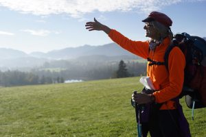 Pilgerwanderungen im Pfaffenwinkel werden von Einheimischen und Gästen sehr gerne angenommen. Gabriele Hoss-Reinhard ist Pilgerbegleiterin und eröffnet Wallfahrern die Heilige Landschaft Pfaffenwinkel sowie deren Umland auf eine ganz besondere Art neu. Natur- und Kulturerleben in Verbindung mit spirituellen Impulsen, Singen, Schweigen und meditativen Übungen sind eine Bereicherung für Körper , Geist und Seele. – Foto: Kunz PR