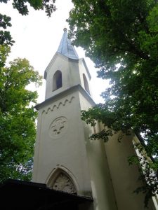 Die sagenumwobene Hardtkapelle in der Nähe von Weilheim befindet sich tief im Wald, dem sogenannten „Hardt“. – Foto: Dieter Warnick