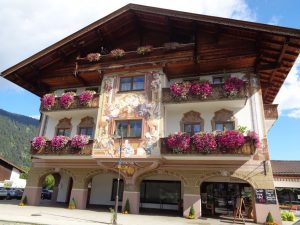 In diesem herrlich anzusehenden Haus in Farchant mit Blumenschmuck und Lüftlmalererei befindet sich der Dorfladen, der im Jahr 2019 die Auszeichnung „Bester Dorfladen Deutschlands“ erhielt. – Foto. Dieter Warnick