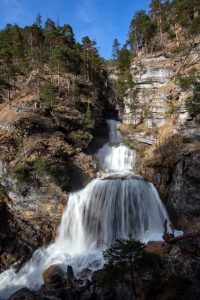 Die Kuhflucht-Wasserfälle sind eine Gruppe von drei Wasserfällen oberhalb von Farchant. – Foto: TI Farchant / Andreas Müller