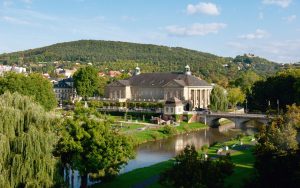 Im Stil des klassizierenden Jugendstils zwischen 1911 und 1913 erbaut, ist der Regentenbau bis heute das Wahrzeichen und kulturelle Herzstück Bad Kissingens. - Foto: Staatsbad Bad Kissingen GmbH / Heji Shin