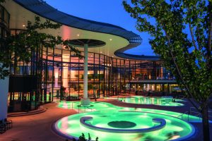 Ein Wohlfühlerlebnis der besonderen Art erleben die Besucher der KissSalis-Therme auf 7000 m². Die Philosophie der Therme basiert auf den vier Bausteinen einer optimalen Erholung: Bewegung, wechselwarme Anwendungen sowie körperliche und mentale Erholung. Hier die KissSalis-Therme bei Nacht. - Foto: KissSalis-Therme Bad Kissingen