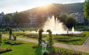 Im Rosengarten können Gäste und Einwohner 130 Rosensorten, die an etwa 10 000 Stöcken gedeihen, bewundern. Und bei Einbruch der Nacht verbindet der Multimedia-Brunnen musikalische Klänge mit visuellen Effekten. - Foto: Staatsbad Bad Kissingen GmbH / Dominik Marx