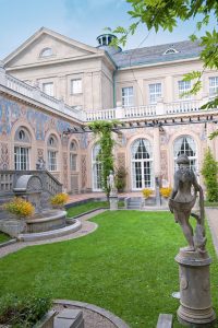 Der anmutige, offene Schmuckhof erinnert mit all seinen Statuen, Brunnen und Wandmalereien und dem hohen Laubengang an einen italienischen Gartenhof der Renaissance. - Foto: Staatsbad Bad Kissingen GmbH / Heji Shin