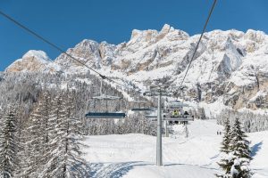 Tief verschneit präsentiert sich dieser Tage die Region rund um Cortina, hier das Tofana-Massiv. – Foto: www.bandion.it